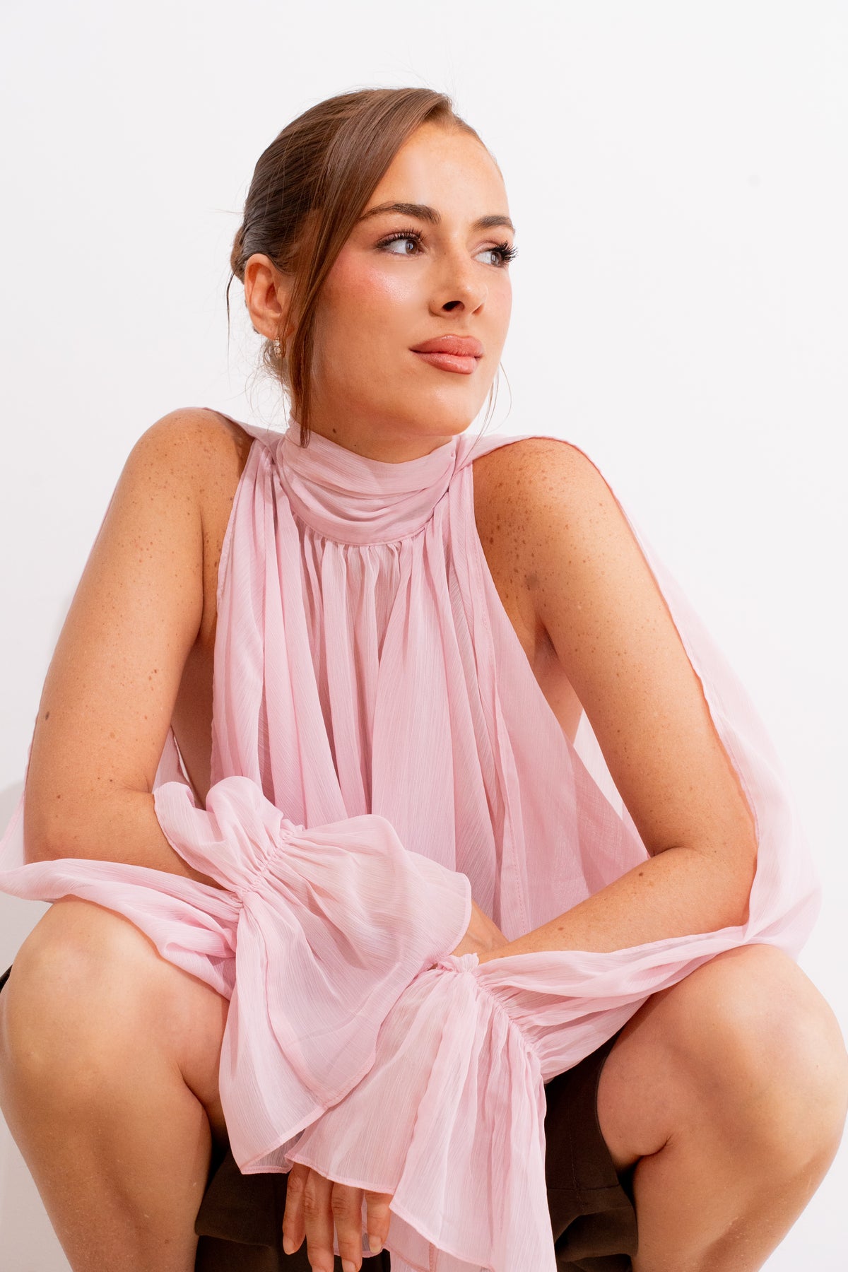 Blouse rose en voile décolleté dans le dos 